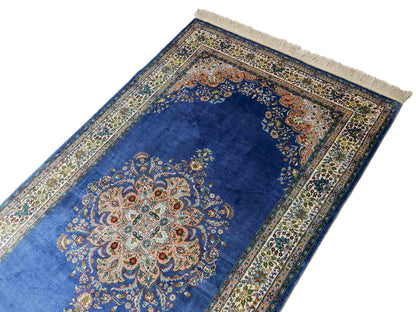 Sehr feiner, handgeknüpfter Khademi Orientteppich mit Hereke Design aus reiner Seide, blau, creme. 192x99 cm. Vertrieb durch Jupiter Intl.