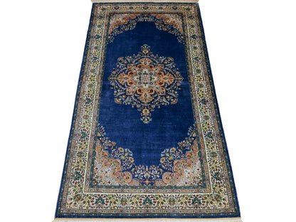 Sehr feiner, handgeknüpfter Khademi Orientteppich mit Hereke Design aus reiner Seide, blau, creme. 192x99 cm. Vertrieb durch Jupiter Intl.