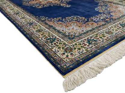 Sehr feiner, handgeknüpfter Khademi Orientteppich mit Hereke Design aus reiner Seide, blau, creme. 192x99 cm. Vertrieb durch Jupiter Intl.