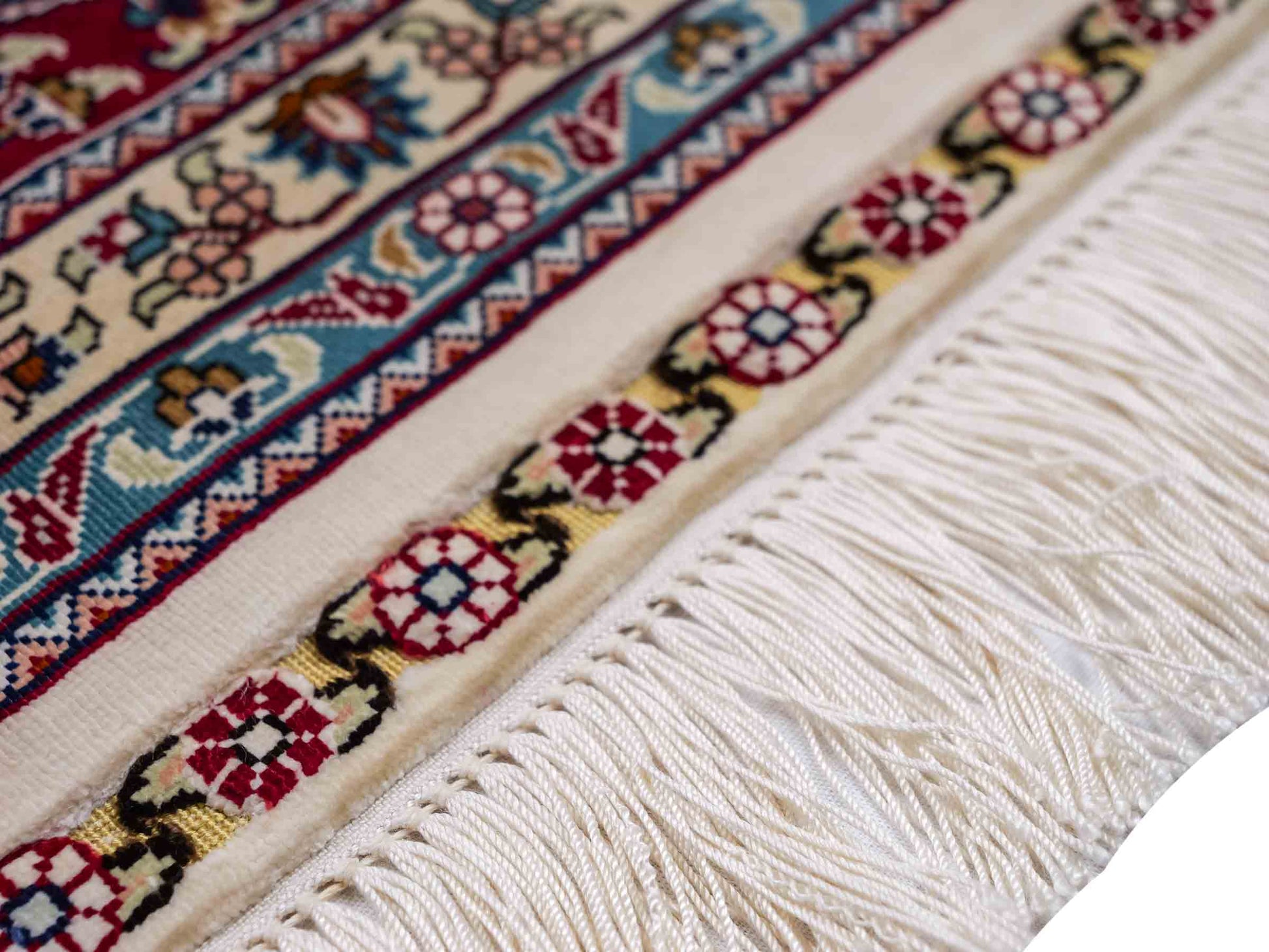 Sehr feiner, handgeknüpfter Khademi Orientteppich mit Hereke Design aus reiner Seide, creme, weiß, rot. 194x124 cm. Vertrieb durch Jupiter Intl.