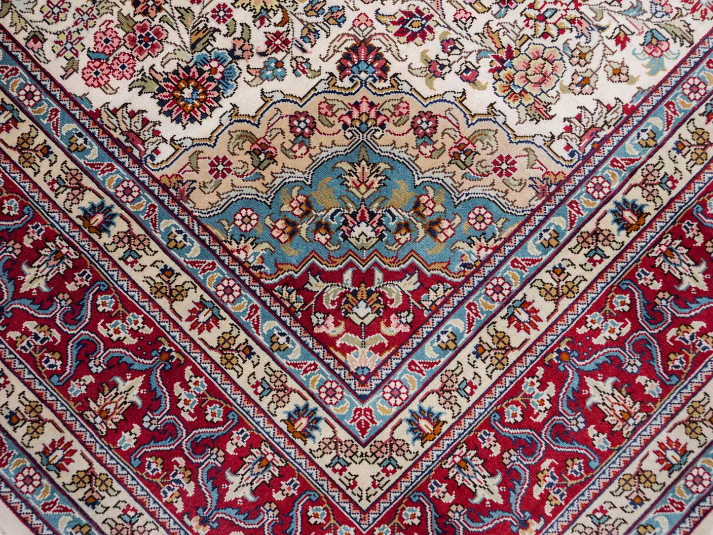 Sehr feiner, handgeknüpfter Khademi Orientteppich mit Hereke Design aus reiner Seide, creme, weiß, rot. 194x124 cm. Vertrieb durch Jupiter Intl.