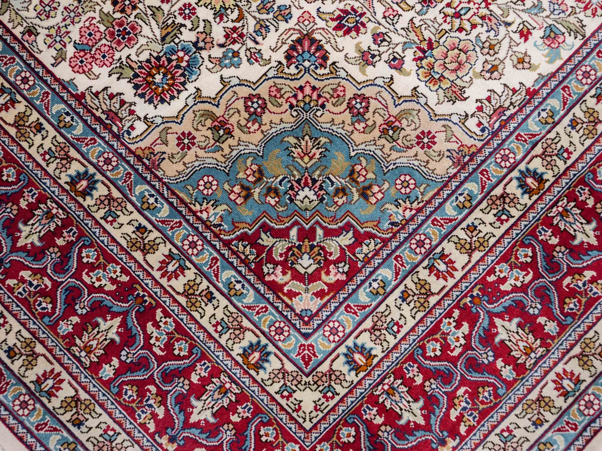 Sehr feiner, handgeknüpfter Khademi Orientteppich mit Hereke Design aus reiner Seide, creme, weiß, rot. 194x124 cm. Vertrieb durch Jupiter Intl.