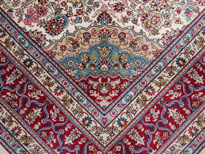 Sehr feiner, handgeknüpfter Khademi Orientteppich mit Hereke Design aus reiner Seide, creme, weiß, rot. 194x124 cm. Vertrieb durch Jupiter Intl.
