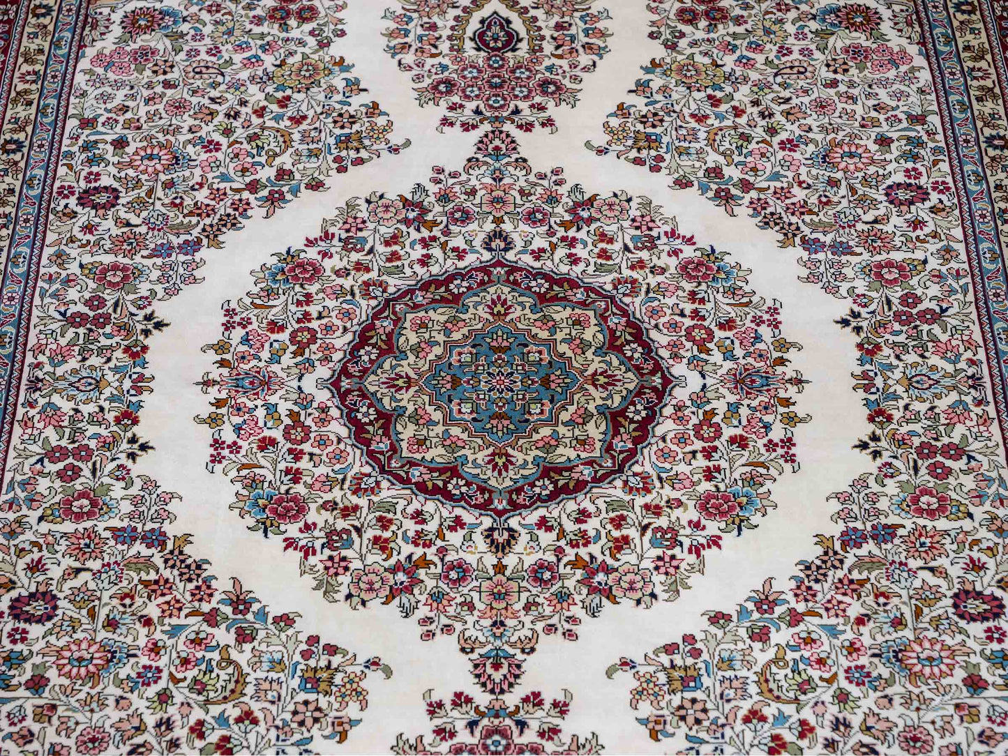 Sehr feiner, handgeknüpfter Khademi Orientteppich mit Hereke Design aus reiner Seide, creme, weiß, rot. 194x124 cm. Vertrieb durch Jupiter Intl.