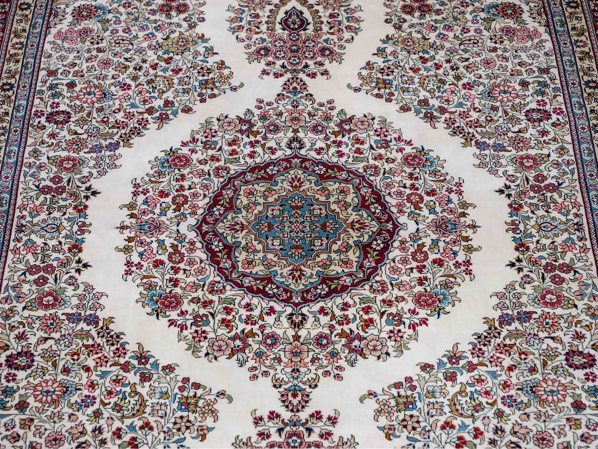 Sehr feiner, handgeknüpfter Khademi Orientteppich mit Hereke Design aus reiner Seide, creme, weiß, rot. 194x124 cm. Vertrieb durch Jupiter Intl.