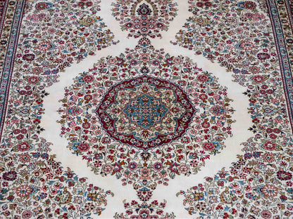 Sehr feiner, handgeknüpfter Khademi Orientteppich mit Hereke Design aus reiner Seide, creme, weiß, rot. 194x124 cm. Vertrieb durch Jupiter Intl.