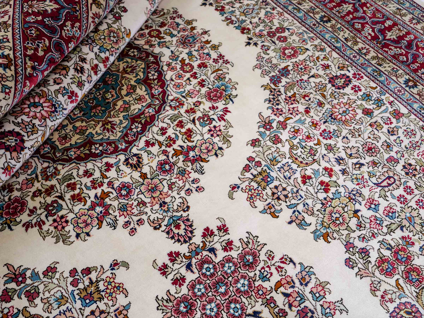 Sehr feiner, handgeknüpfter Khademi Orientteppich mit Hereke Design aus reiner Seide, creme, weiß, rot. 194x124 cm. Vertrieb durch Jupiter Intl.