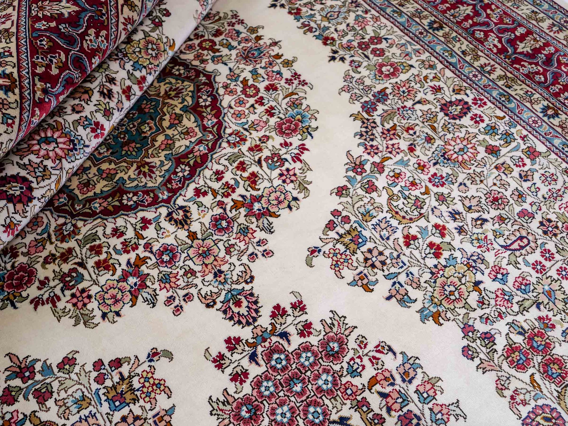 Sehr feiner, handgeknüpfter Khademi Orientteppich mit Hereke Design aus reiner Seide, creme, weiß, rot. 194x124 cm. Vertrieb durch Jupiter Intl.