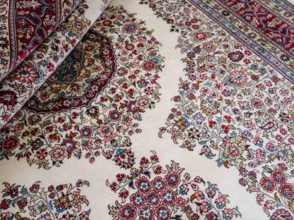 Sehr feiner, handgeknüpfter Khademi Orientteppich mit Hereke Design aus reiner Seide, creme, weiß, rot. 194x124 cm. Vertrieb durch Jupiter Intl.