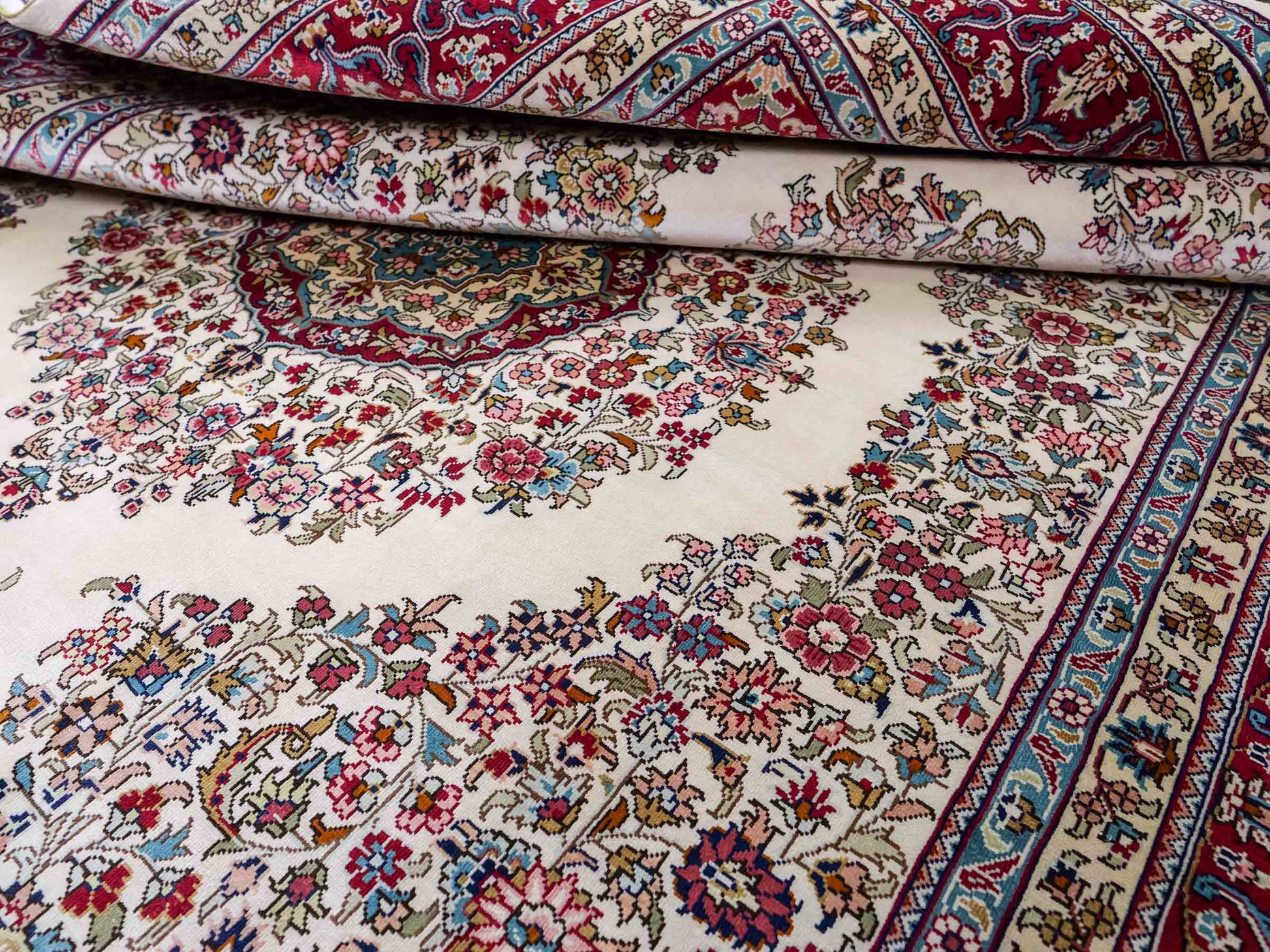 Sehr feiner, handgeknüpfter Khademi Orientteppich mit Hereke Design aus reiner Seide, creme, weiß, rot. 194x124 cm. Vertrieb durch Jupiter Intl.