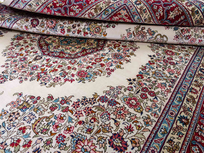 Sehr feiner, handgeknüpfter Khademi Orientteppich mit Hereke Design aus reiner Seide, creme, weiß, rot. 194x124 cm. Vertrieb durch Jupiter Intl.