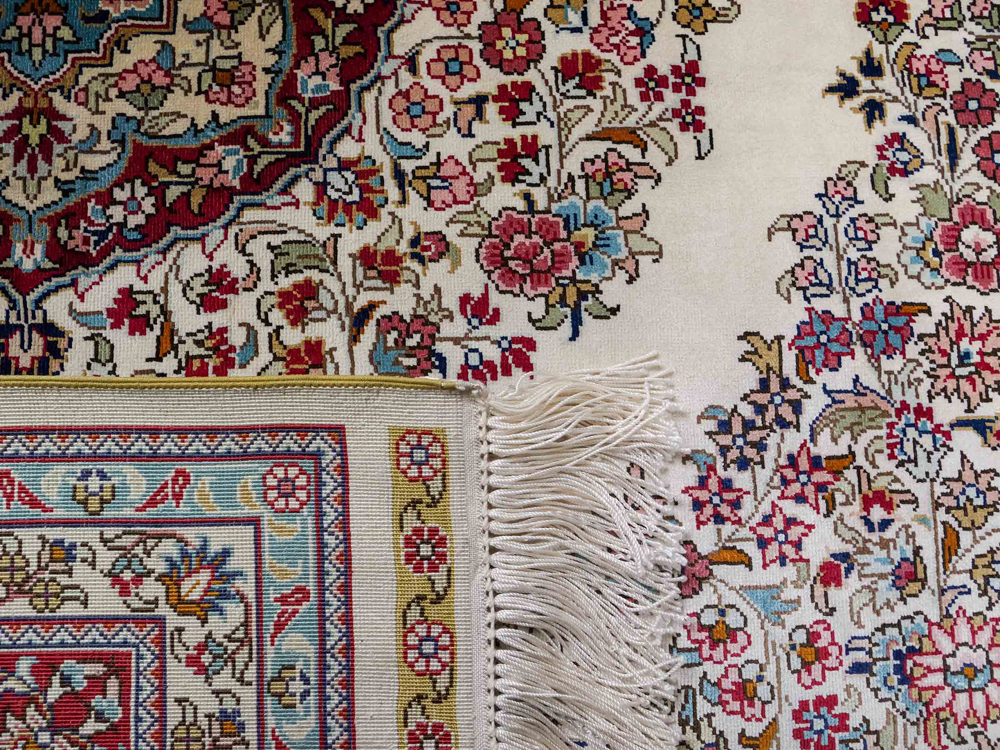 Sehr feiner, handgeknüpfter Khademi Orientteppich mit Hereke Design aus reiner Seide, creme, weiß, rot. 194x124 cm. Vertrieb durch Jupiter Intl.