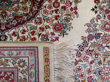 Sehr feiner, handgeknüpfter Khademi Orientteppich mit Hereke Design aus reiner Seide, creme, weiß, rot. 194x124 cm. Vertrieb durch Jupiter Intl.