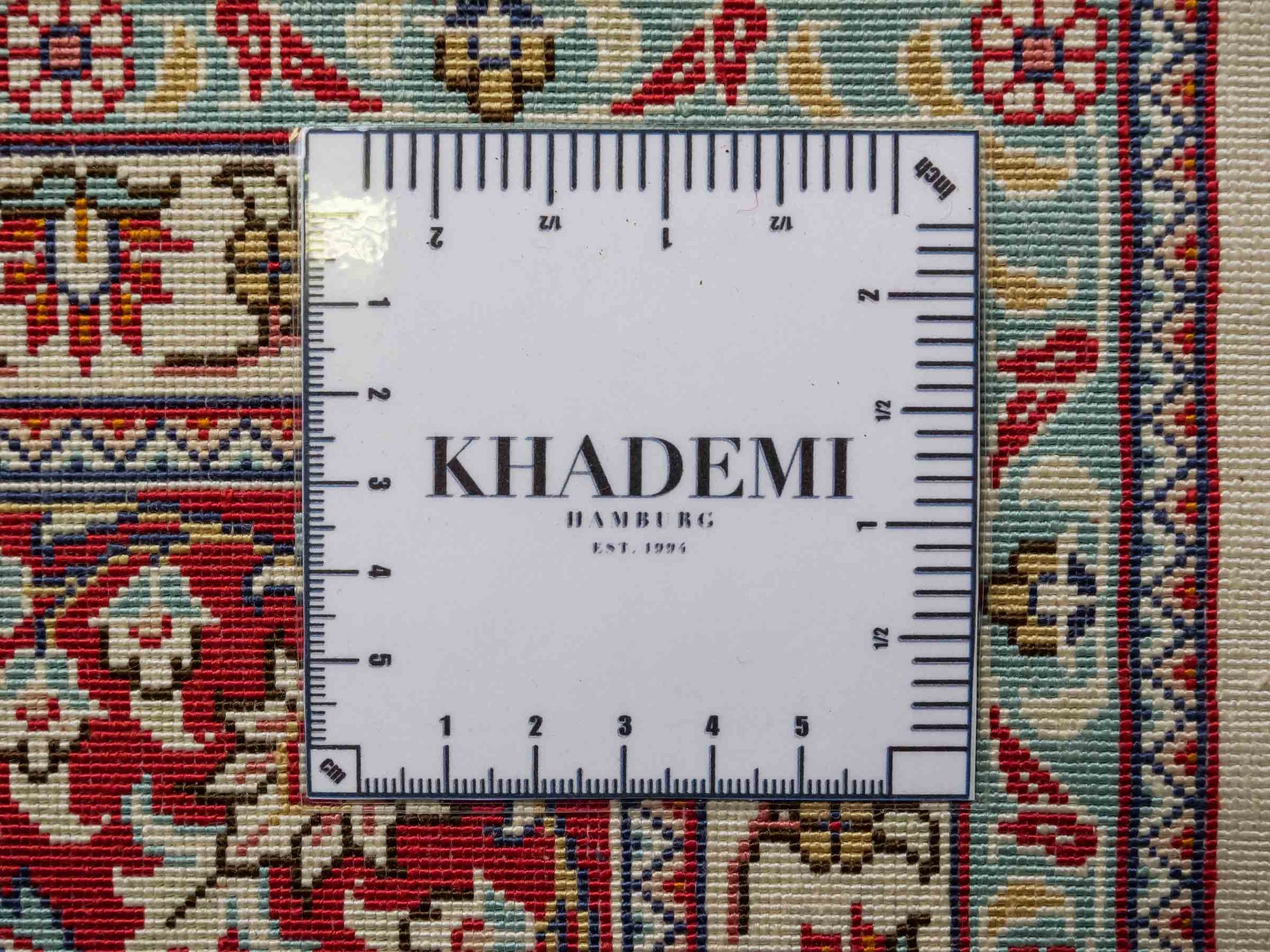 Sehr feiner, handgeknüpfter Khademi Orientteppich mit Hereke Design aus reiner Seide, creme, weiß, rot. 194x124 cm. Vertrieb durch Jupiter Intl.