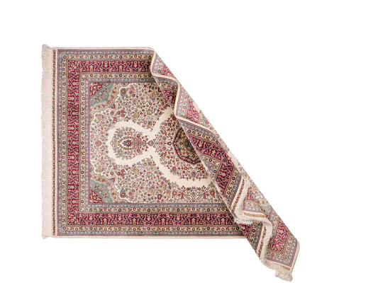 Sehr feiner, handgeknüpfter Khademi Orientteppich mit Hereke Design aus reiner Seide, creme, weiß, rot. 194x124 cm. Vertrieb durch Jupiter Intl.