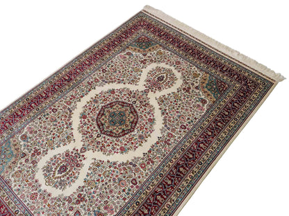 Sehr feiner, handgeknüpfter Khademi Orientteppich mit Hereke Design aus reiner Seide, creme, weiß, rot. 194x124 cm. Vertrieb durch Jupiter Intl.
