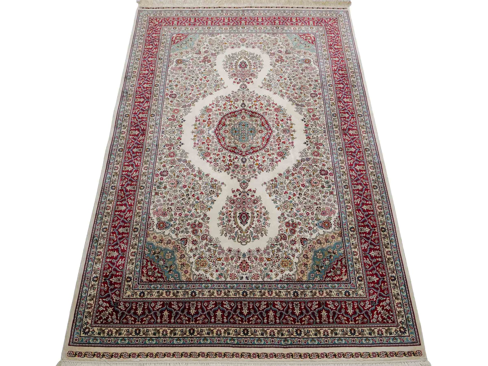 Sehr feiner, handgeknüpfter Khademi Orientteppich mit Hereke Design aus reiner Seide, creme, weiß, rot. 194x124 cm. Vertrieb durch Jupiter Intl.
