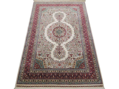Sehr feiner, handgeknüpfter Khademi Orientteppich mit Hereke Design aus reiner Seide, creme, weiß, rot. 194x124 cm. Vertrieb durch Jupiter Intl.