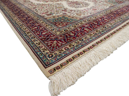 Sehr feiner, handgeknüpfter Khademi Orientteppich mit Hereke Design aus reiner Seide, creme, weiß, rot. 194x124 cm. Vertrieb durch Jupiter Intl.