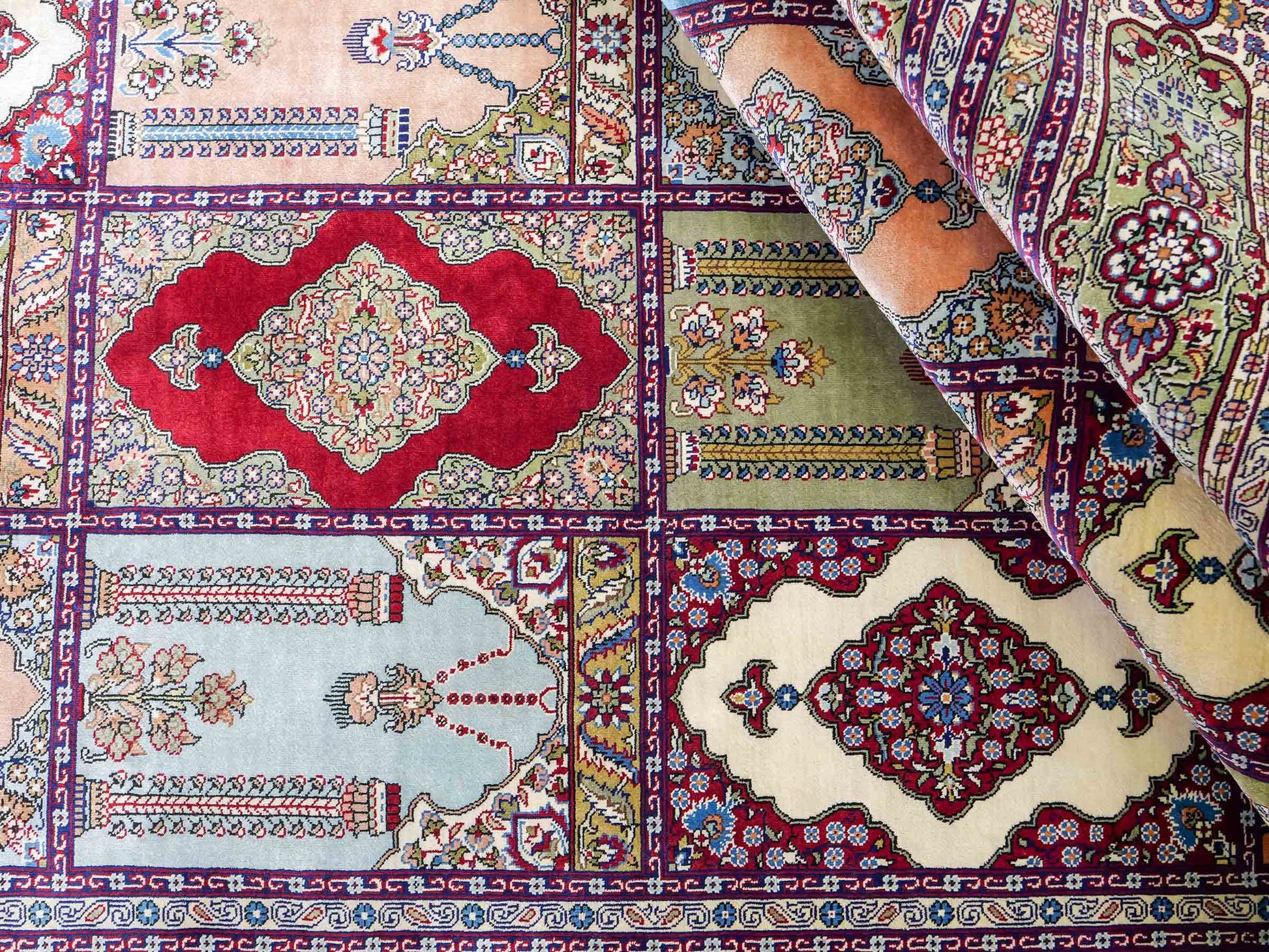 Sehr feiner, handgeknüpfter Khademi Orientteppich mit Hereke Design aus reiner Seide, rot, multicolor. 245x170 cm. Vertrieb durch Jupiter Intl.