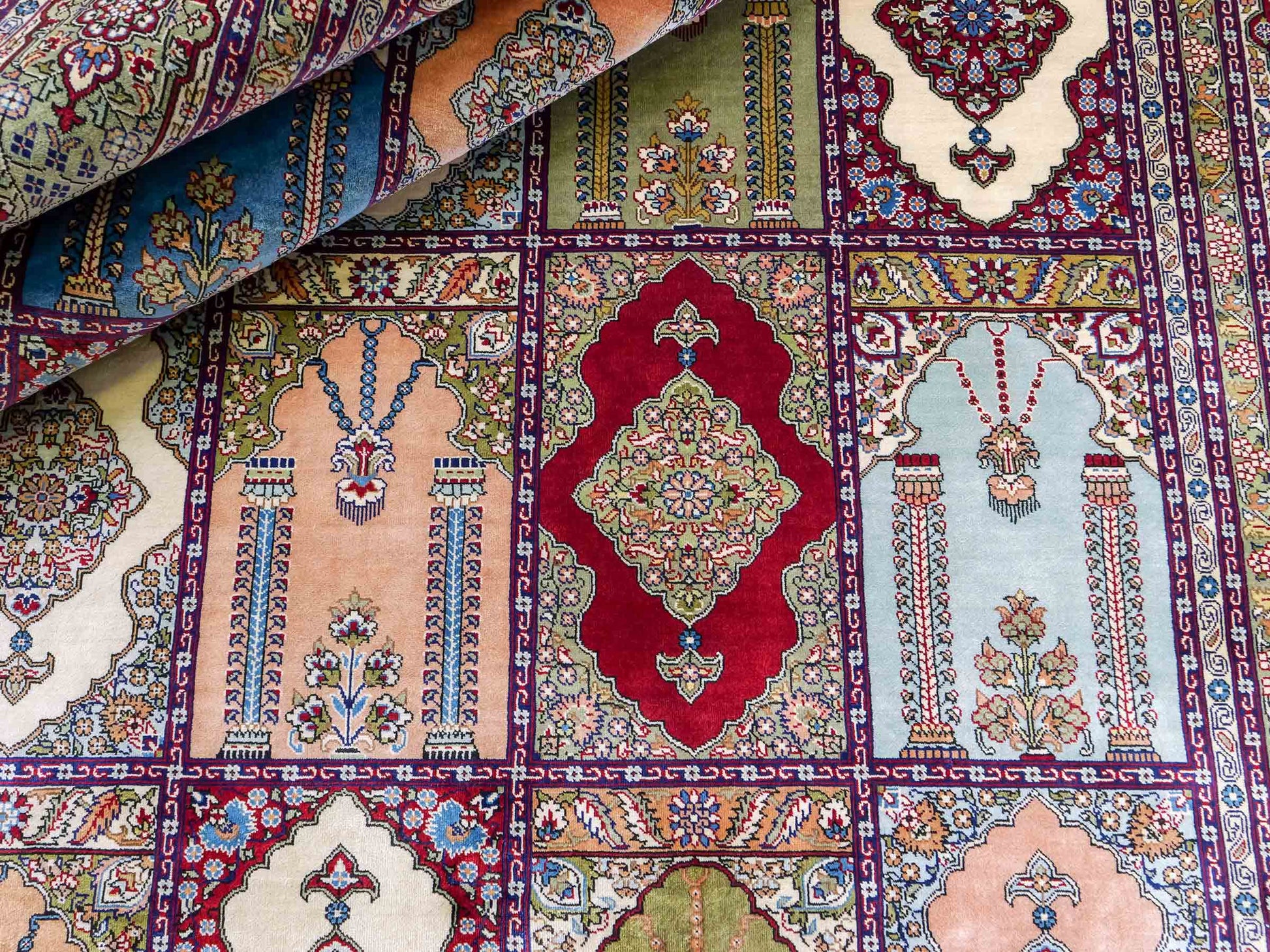 Sehr feiner, handgeknüpfter Khademi Orientteppich mit Hereke Design aus reiner Seide, rot, multicolor. 245x170 cm. Vertrieb durch Jupiter Intl.