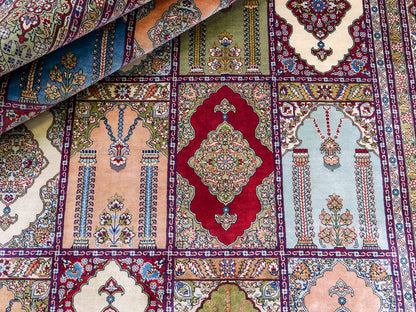 Sehr feiner, handgeknüpfter Khademi Orientteppich mit Hereke Design aus reiner Seide, rot, multicolor. 245x170 cm. Vertrieb durch Jupiter Intl.