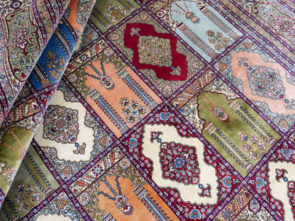 Sehr feiner, handgeknüpfter Khademi Orientteppich mit Hereke Design aus reiner Seide, rot, multicolor. 245x170 cm. Vertrieb durch Jupiter Intl.