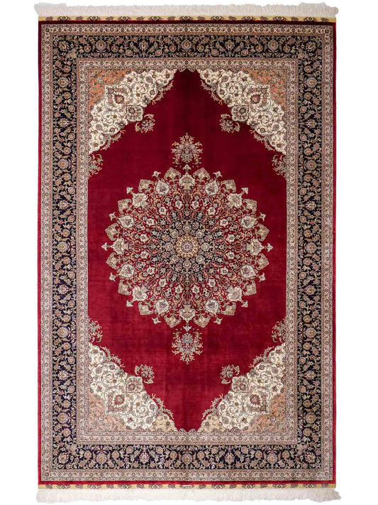 Sehr feiner, handgeknüpfter Khademi Orientteppich mit Hereke Design aus reiner Seide, rot, blau, creme. 248x155 cm. Vertrieb durch Jupiter Intl.