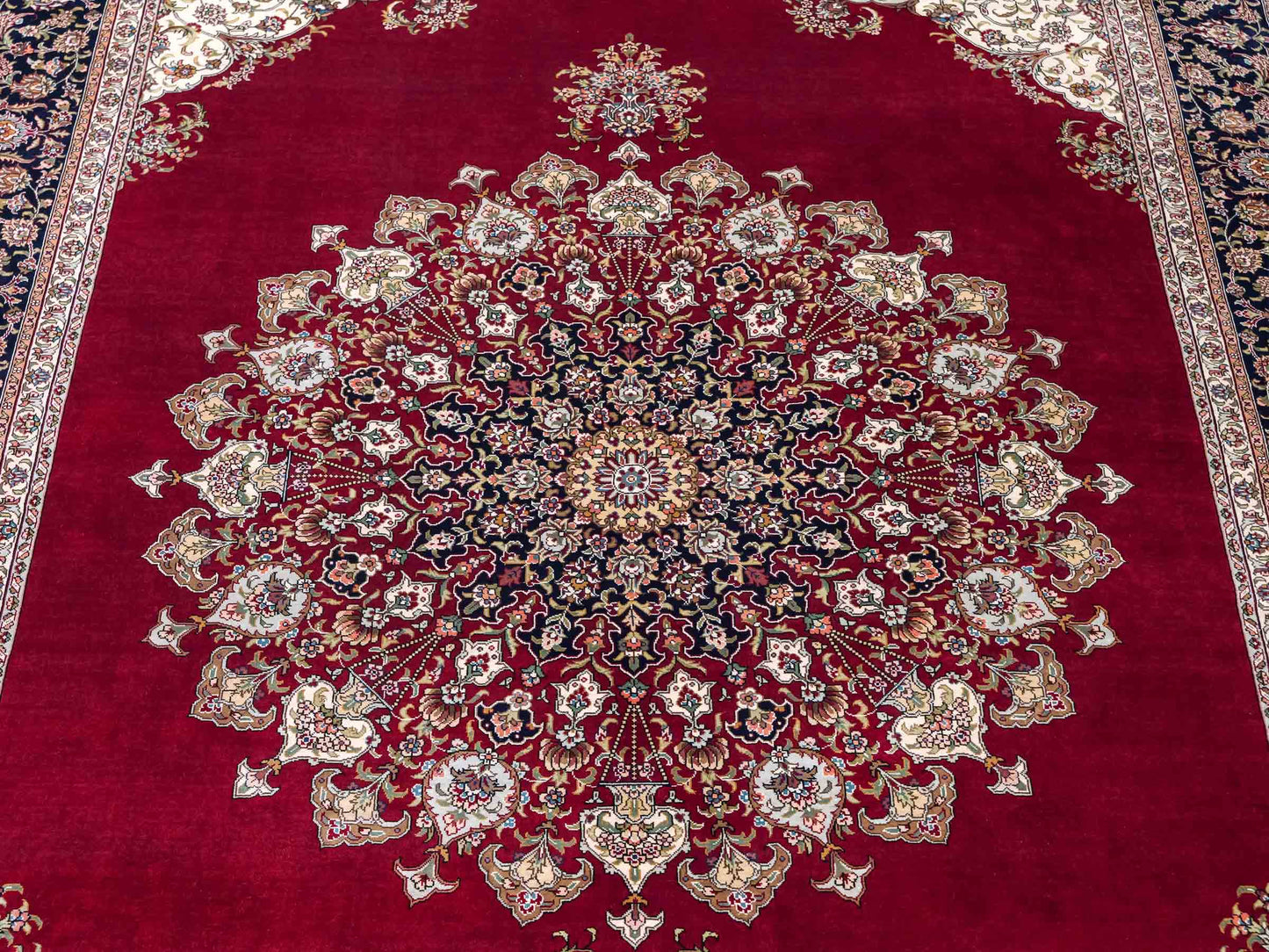 Sehr feiner, handgeknüpfter Khademi Orientteppich mit Hereke Design aus reiner Seide, rot, blau, creme. 248x155 cm. Vertrieb durch Jupiter Intl.