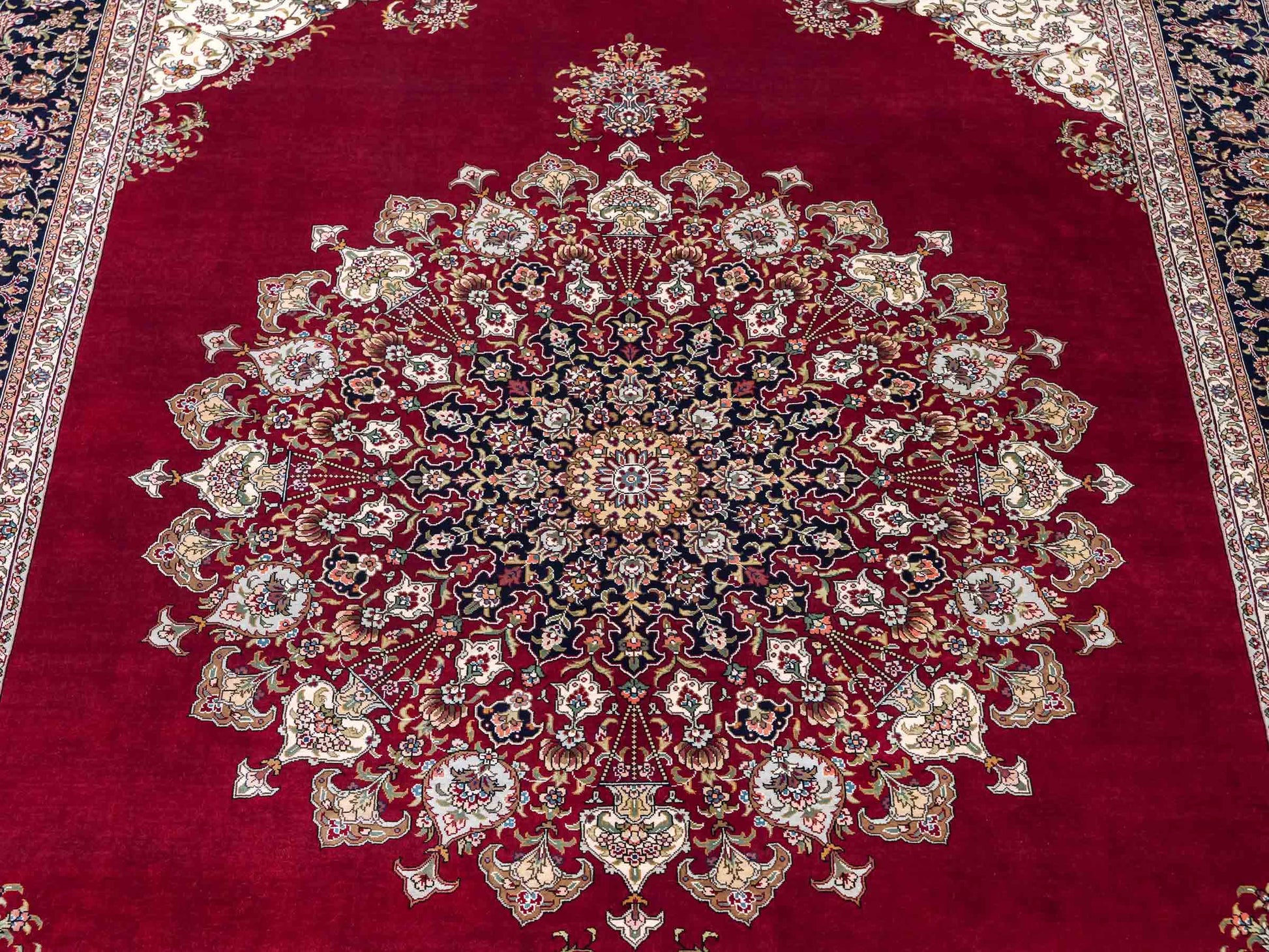 Sehr feiner, handgeknüpfter Khademi Orientteppich mit Hereke Design aus reiner Seide, rot, blau, creme. 248x155 cm. Vertrieb durch Jupiter Intl.