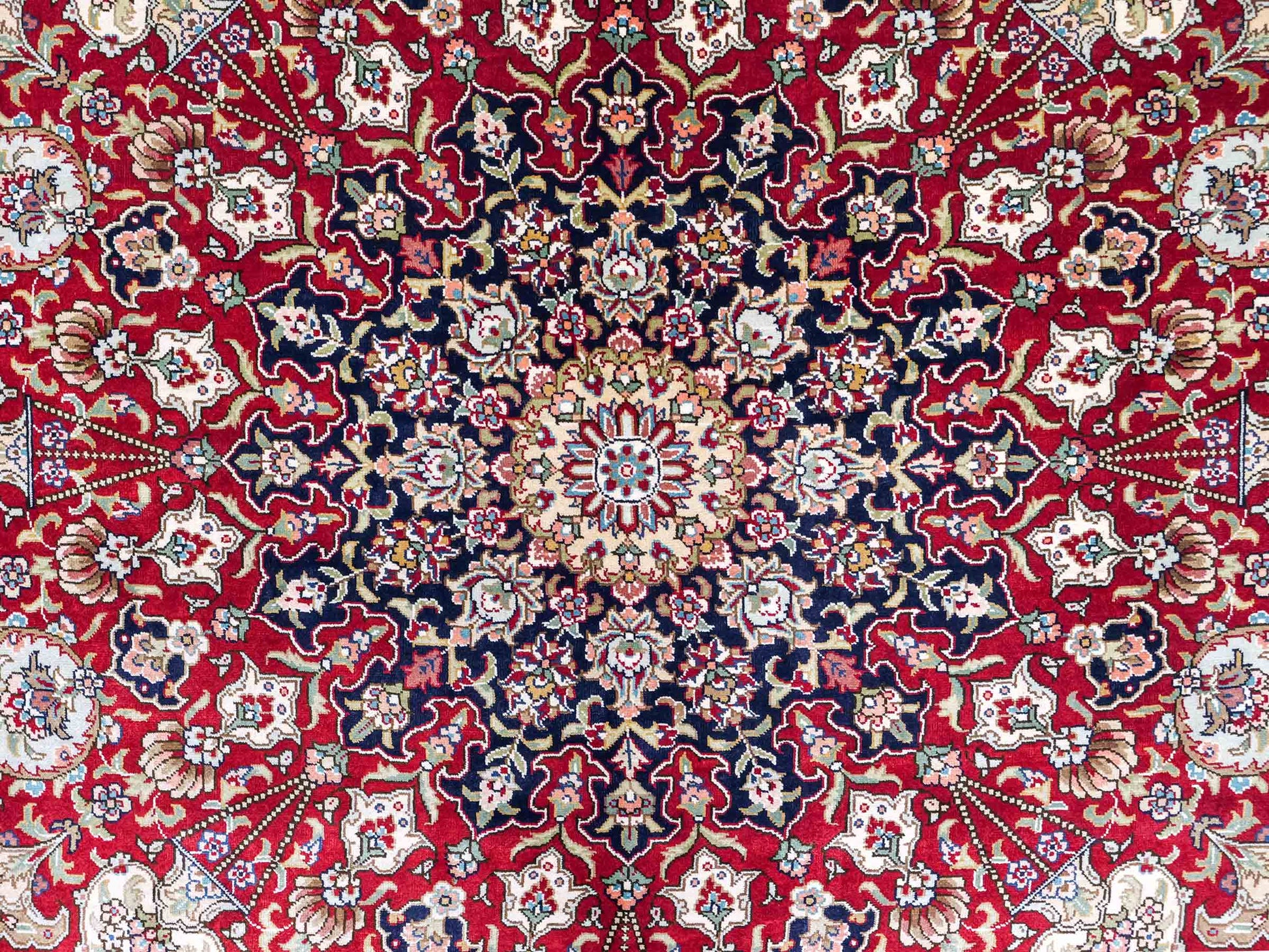 Sehr feiner, handgeknüpfter Khademi Orientteppich mit Hereke Design aus reiner Seide, rot, blau, creme. 248x155 cm. Vertrieb durch Jupiter Intl.