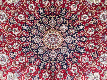 Sehr feiner, handgeknüpfter Khademi Orientteppich mit Hereke Design aus reiner Seide, rot, blau, creme. 248x155 cm. Vertrieb durch Jupiter Intl.
