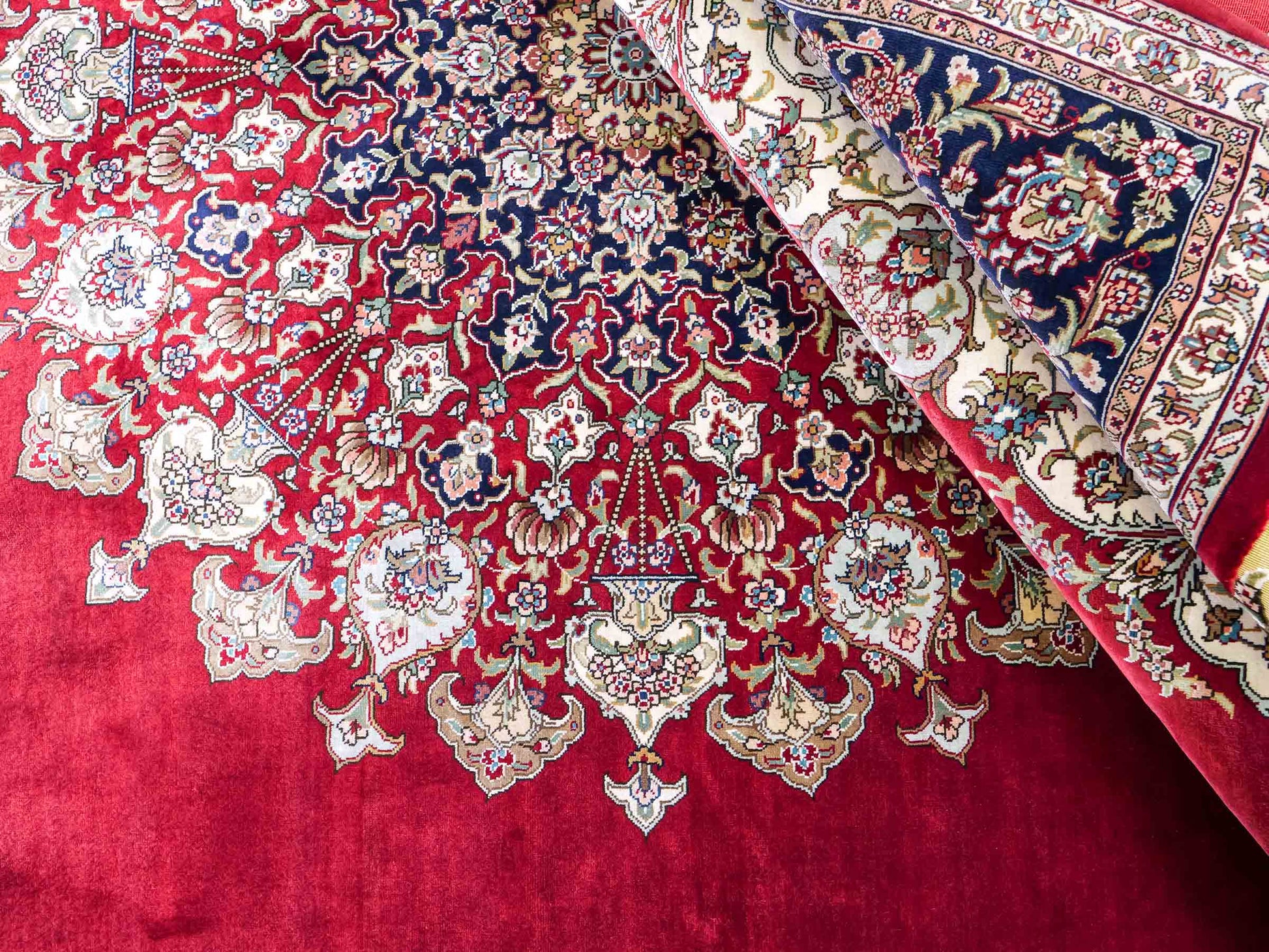 Sehr feiner, handgeknüpfter Khademi Orientteppich mit Hereke Design aus reiner Seide, rot, blau, creme. 248x155 cm. Vertrieb durch Jupiter Intl.