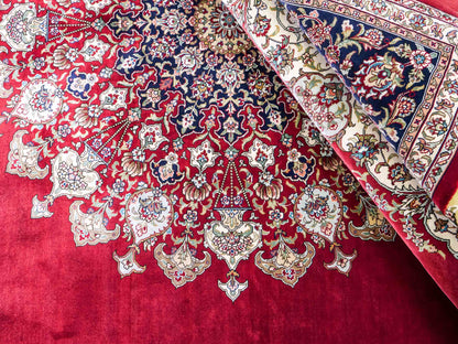 Sehr feiner, handgeknüpfter Khademi Orientteppich mit Hereke Design aus reiner Seide, rot, blau, creme. 248x155 cm. Vertrieb durch Jupiter Intl.