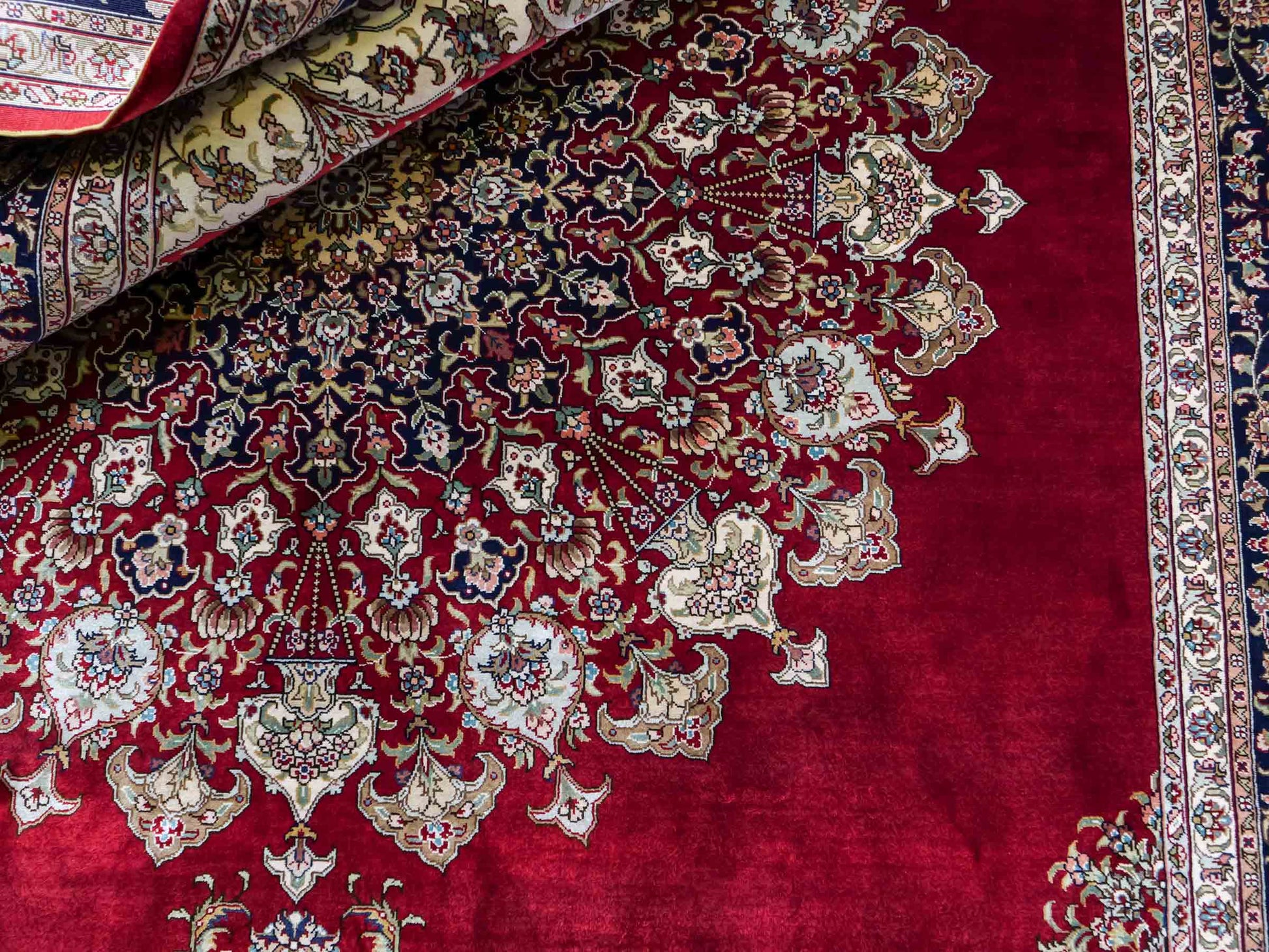 Sehr feiner, handgeknüpfter Khademi Orientteppich mit Hereke Design aus reiner Seide, rot, blau, creme. 248x155 cm. Vertrieb durch Jupiter Intl.