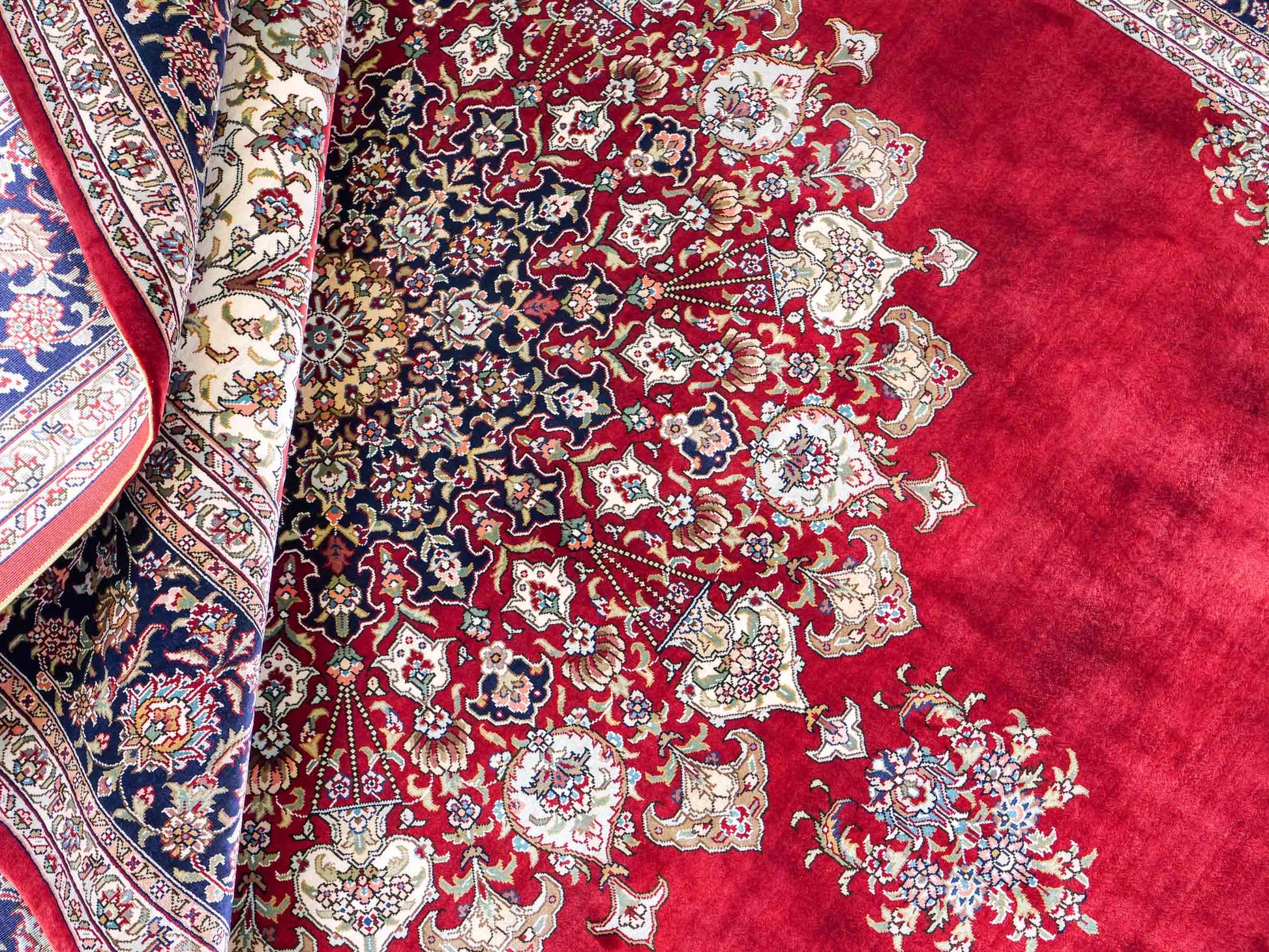 Sehr feiner, handgeknüpfter Khademi Orientteppich mit Hereke Design aus reiner Seide, rot, blau, creme. 248x155 cm. Vertrieb durch Jupiter Intl.