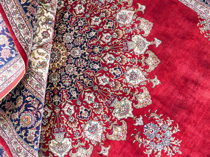 Sehr feiner, handgeknüpfter Khademi Orientteppich mit Hereke Design aus reiner Seide, rot, blau, creme. 248x155 cm. Vertrieb durch Jupiter Intl.