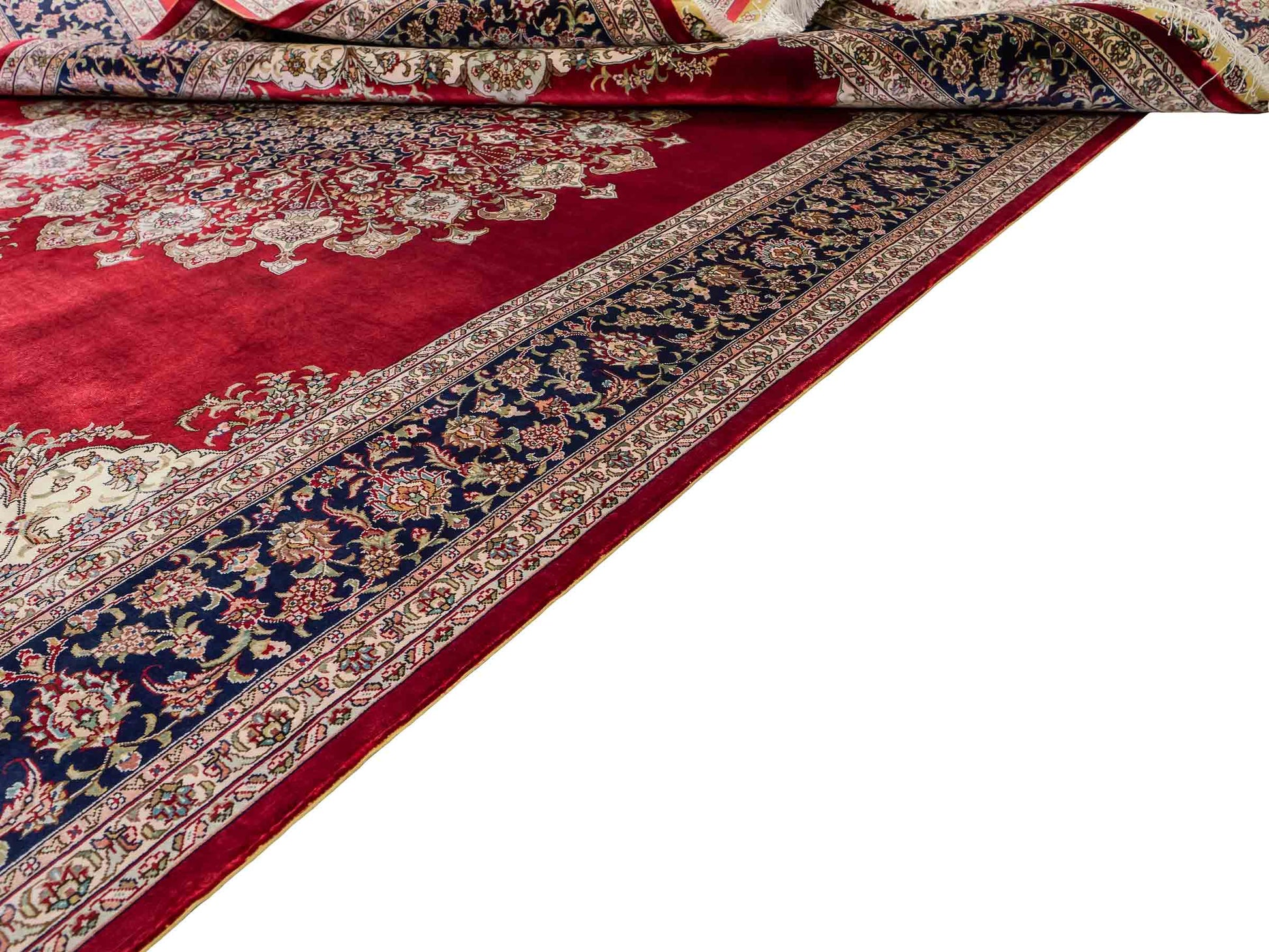 Sehr feiner, handgeknüpfter Khademi Orientteppich mit Hereke Design aus reiner Seide, rot, blau, creme. 248x155 cm. Vertrieb durch Jupiter Intl.