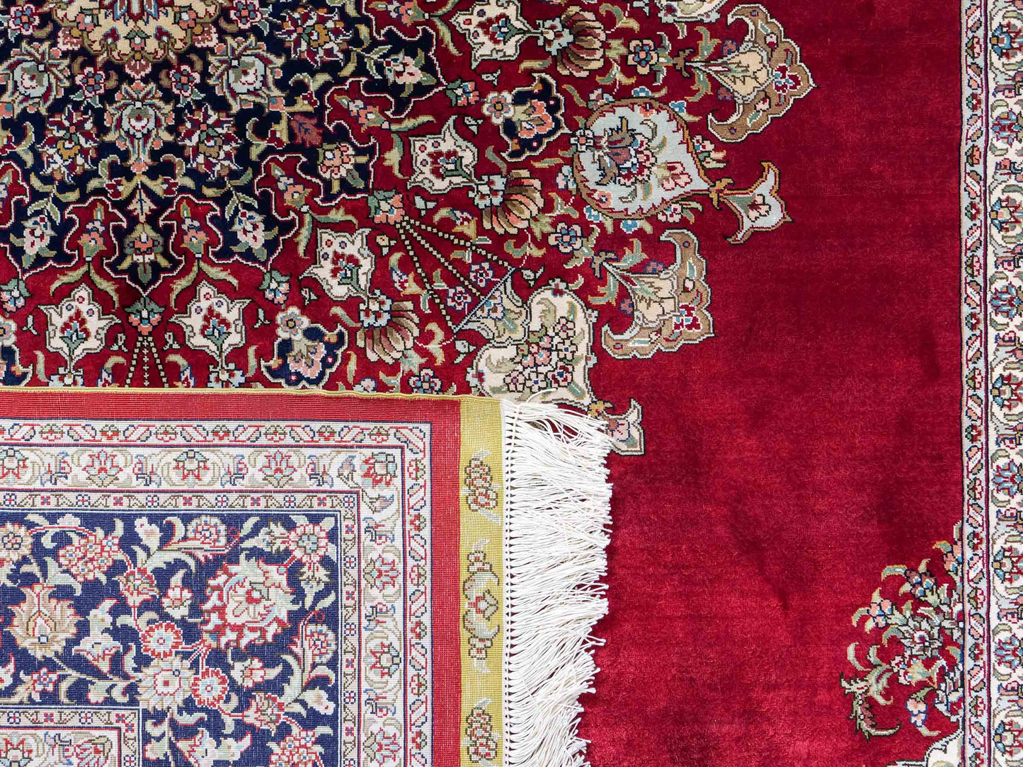 Sehr feiner, handgeknüpfter Khademi Orientteppich mit Hereke Design aus reiner Seide, rot, blau, creme. 248x155 cm. Vertrieb durch Jupiter Intl.