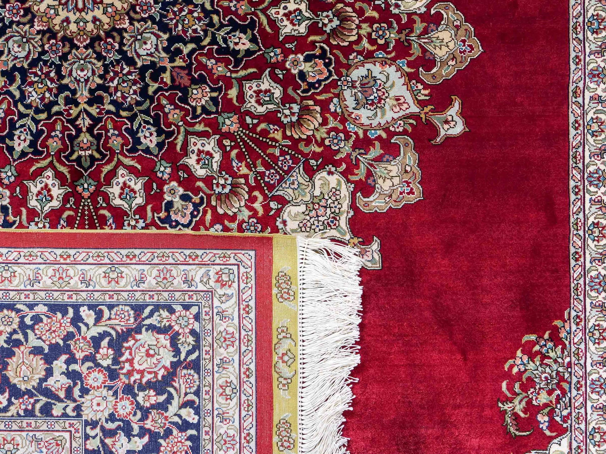 Sehr feiner, handgeknüpfter Khademi Orientteppich mit Hereke Design aus reiner Seide, rot, blau, creme. 248x155 cm. Vertrieb durch Jupiter Intl.