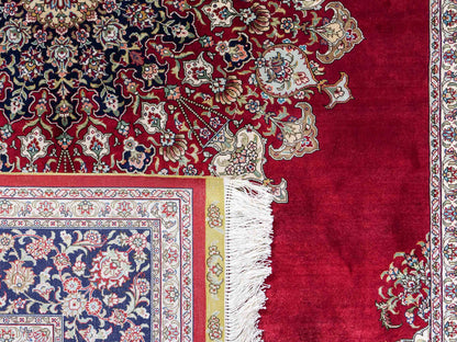 Sehr feiner, handgeknüpfter Khademi Orientteppich mit Hereke Design aus reiner Seide, rot, blau, creme. 248x155 cm. Vertrieb durch Jupiter Intl.