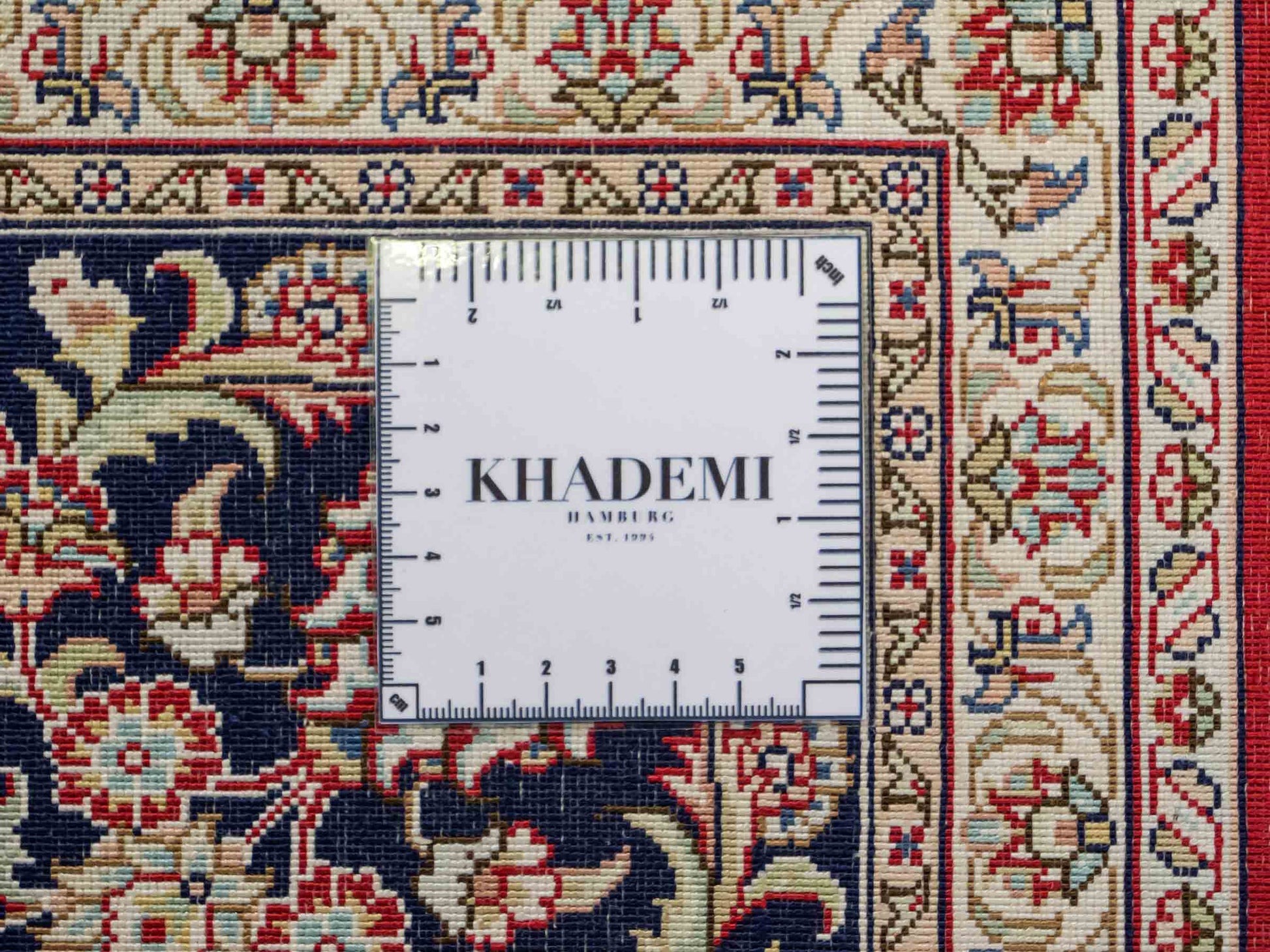 Sehr feiner, handgeknüpfter Khademi Orientteppich mit Hereke Design aus reiner Seide, rot, blau, creme. 248x155 cm. Vertrieb durch Jupiter Intl.