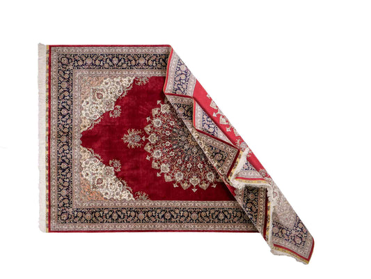 Sehr feiner, handgeknüpfter Khademi Orientteppich mit Hereke Design aus reiner Seide, rot, blau, creme. 248x155 cm. Vertrieb durch Jupiter Intl.