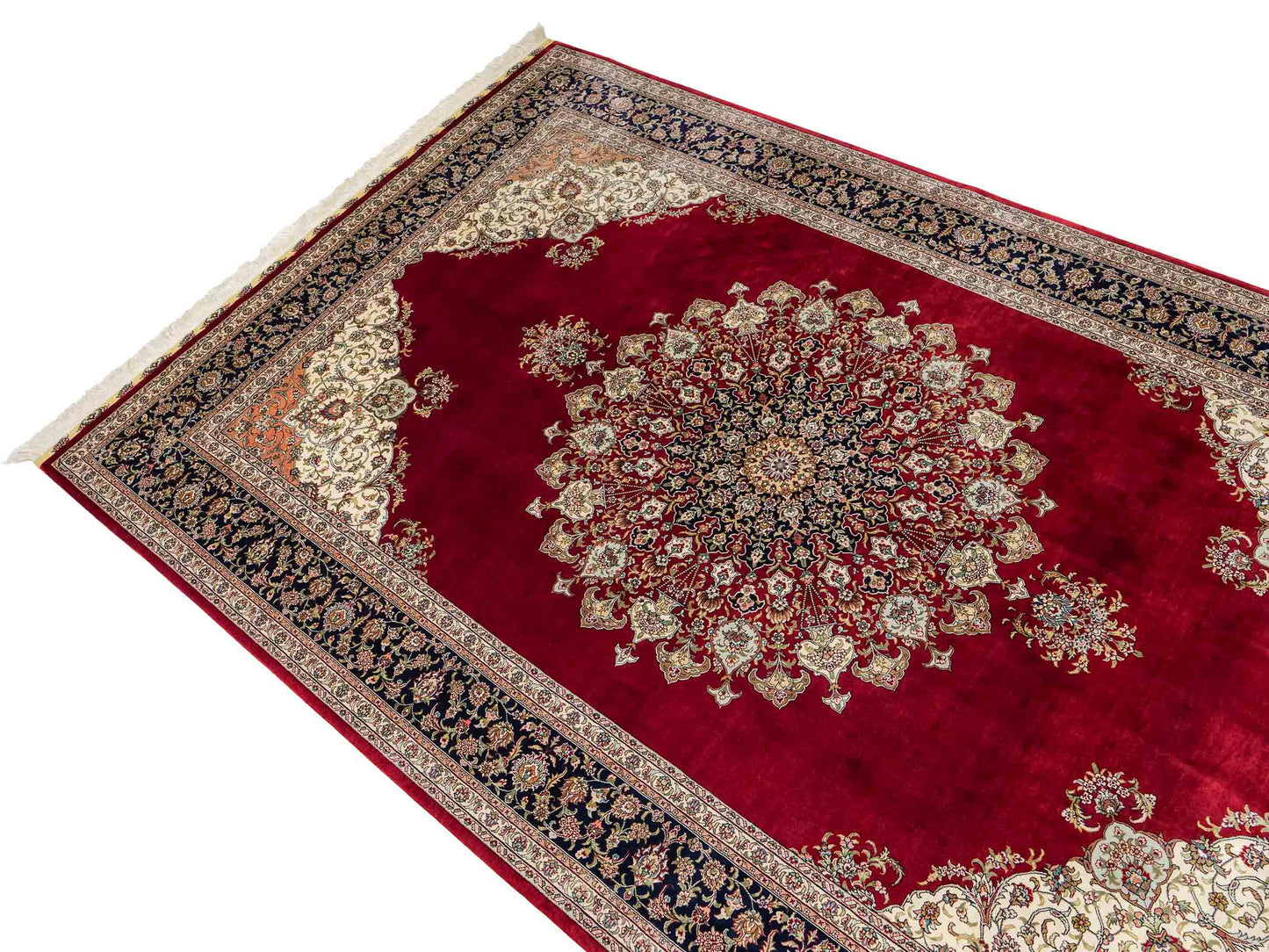 Sehr feiner, handgeknüpfter Khademi Orientteppich mit Hereke Design aus reiner Seide, rot, blau, creme. 248x155 cm. Vertrieb durch Jupiter Intl.