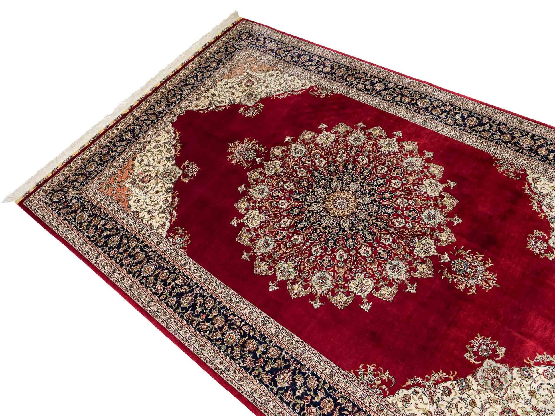 Sehr feiner, handgeknüpfter Khademi Orientteppich mit Hereke Design aus reiner Seide, rot, blau, creme. 248x155 cm. Vertrieb durch Jupiter Intl.