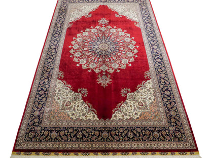 Sehr feiner, handgeknüpfter Khademi Orientteppich mit Hereke Design aus reiner Seide, rot, blau, creme. 248x155 cm. Vertrieb durch Jupiter Intl.