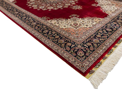 Sehr feiner, handgeknüpfter Khademi Orientteppich mit Hereke Design aus reiner Seide, rot, blau, creme. 248x155 cm. Vertrieb durch Jupiter Intl.