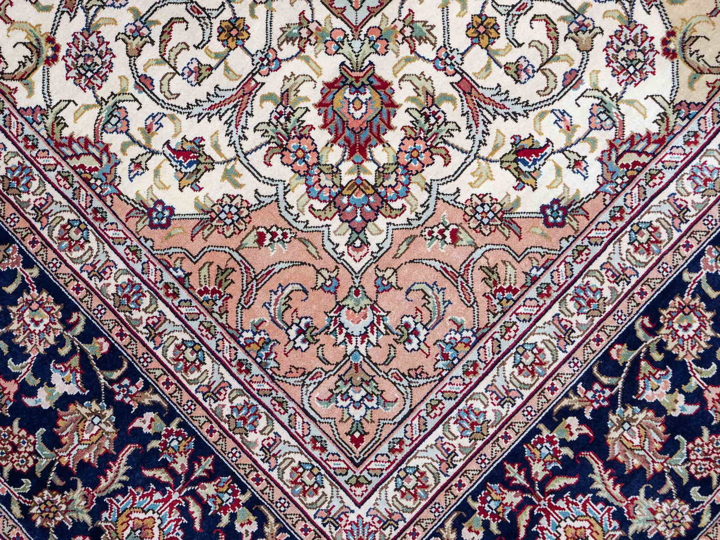 Sehr feiner, handgeknüpfter Khademi Orientteppich mit Hereke Design aus reiner Seide, rot, blau, creme. 248x155 cm. Vertrieb durch Jupiter Intl.