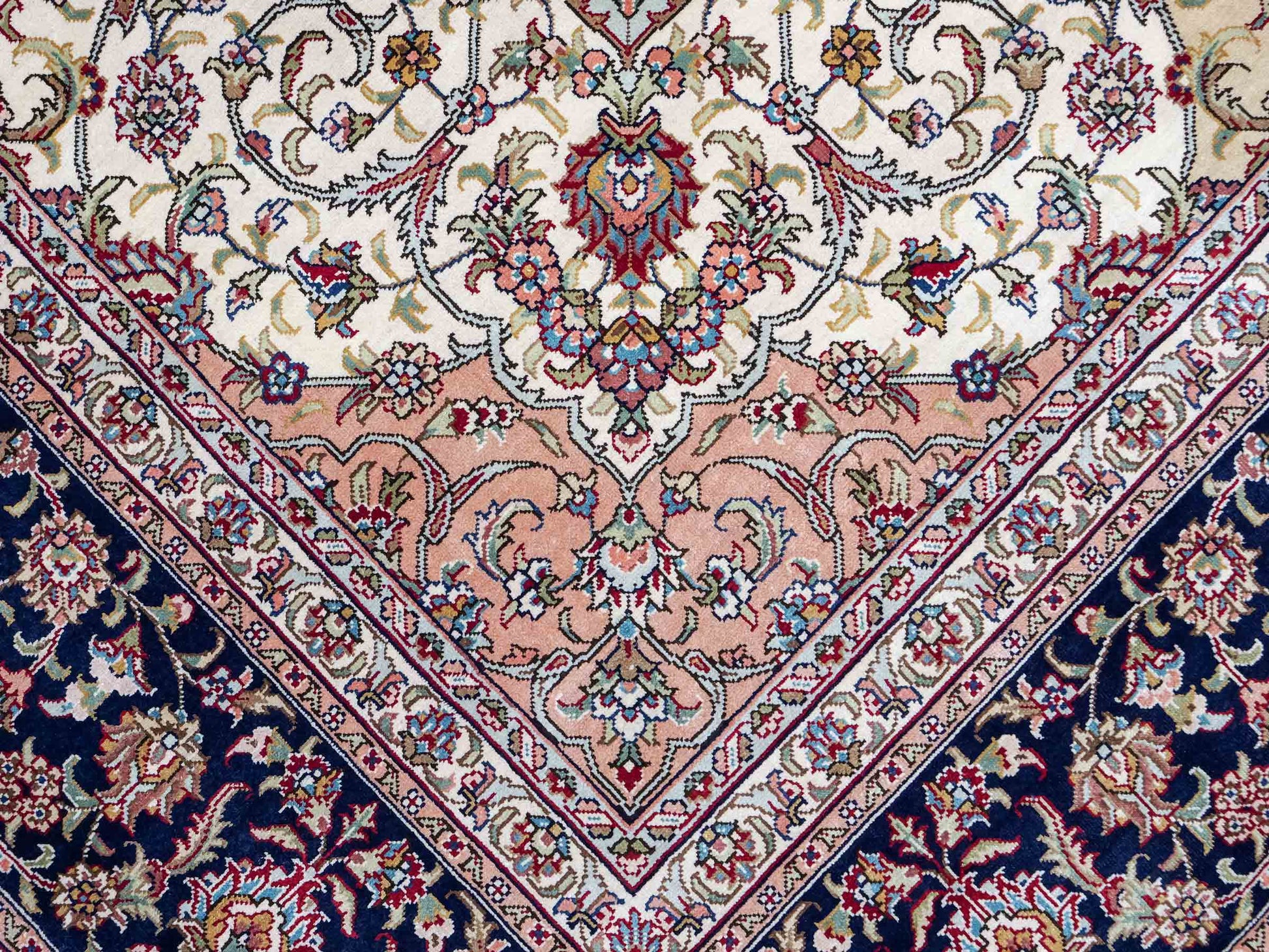 Sehr feiner, handgeknüpfter Khademi Orientteppich mit Hereke Design aus reiner Seide, rot, blau, creme. 248x155 cm. Vertrieb durch Jupiter Intl.