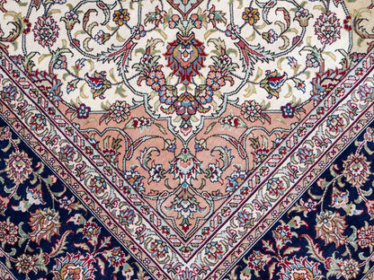 Sehr feiner, handgeknüpfter Khademi Orientteppich mit Hereke Design aus reiner Seide, rot, blau, creme. 248x155 cm. Vertrieb durch Jupiter Intl.